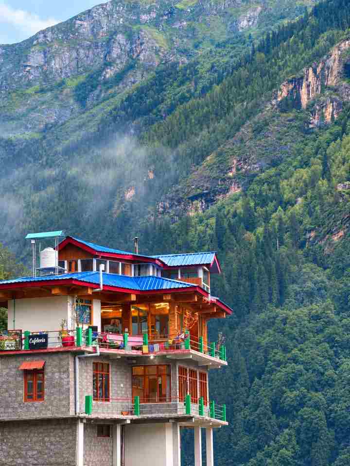 Hotel Snow View Tosh surrounded by Himalayan mountain scenery